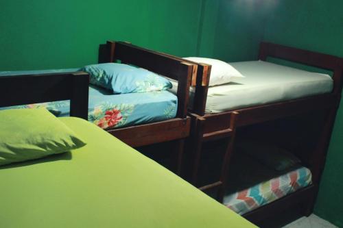 Ein Bett oder Betten in einem Zimmer der Unterkunft Twin Fin Plaza