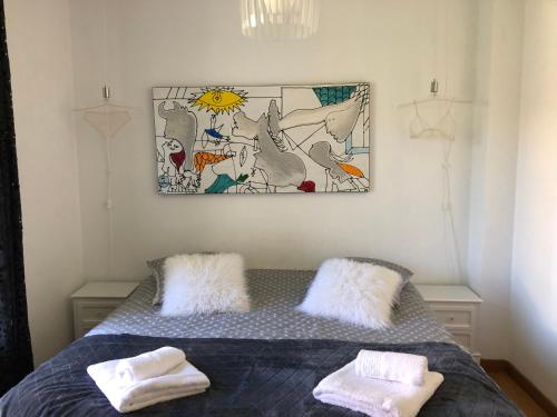 ein Schlafzimmer mit einem Bett mit zwei Handtüchern darauf in der Unterkunft FLORESSENS EN CHAMPAGNE Terrasse privative sur le vignoble in Fleury-la-Rivière
