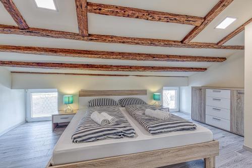 1 dormitorio con cama grande y techo de madera en Apartment Nikola, en Poreč