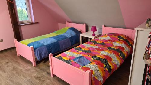 Un pat sau paturi într-o cameră la Leśna Chatka