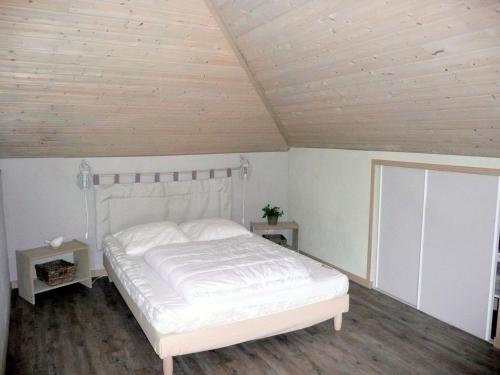 a bedroom with a white bed and a wooden ceiling at Holiday home, Telgruc sur Mer in Telgruc-sur-Mer