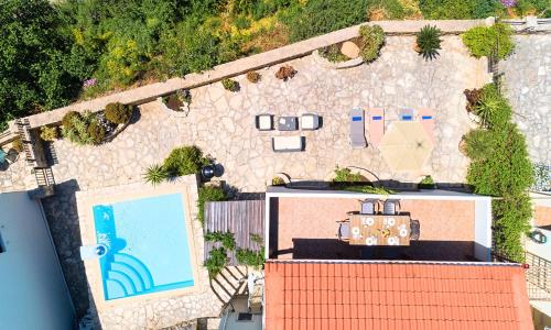 vista sul tetto di un resort con piscina e edificio di Du Lac Villas a Kournás