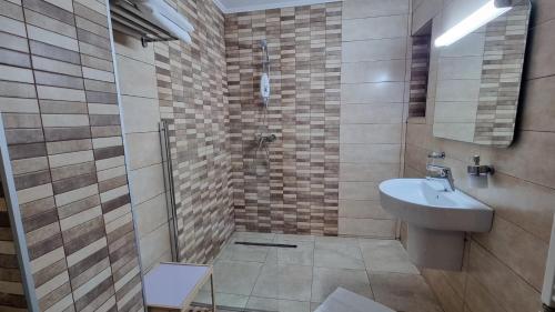 a bathroom with a sink and a shower at La Vulturi in Fundata