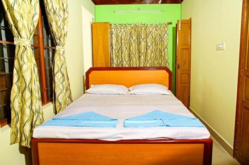 ein Schlafzimmer mit einem Bett mit einem hölzernen Kopfteil in der Unterkunft Mom&Pop Thyparambil Heritage in Alappuzha