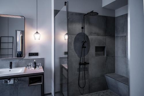 a bathroom with a shower and a sink at Pulverhütte Gästehaus im egapark - ein Projekt der Lebenshilfe Erfurt Service gGmbH in Erfurt