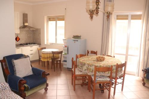 een keuken en eetkamer met een tafel en stoelen bij Dolce Rita in Galatina