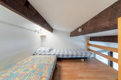 une chambre avec deux lits superposés et une échelle dans l'établissement L'Airette, à Marseillan