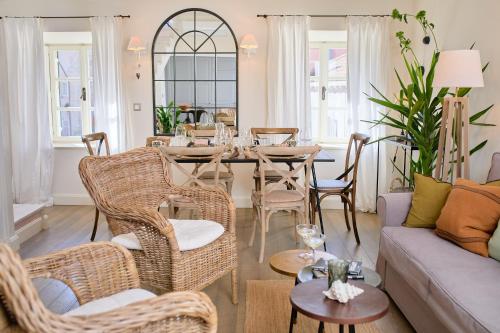 uma sala de estar com mesa e cadeiras em Villa inside the Old town with private terrace and floor heating em Dubrovnik
