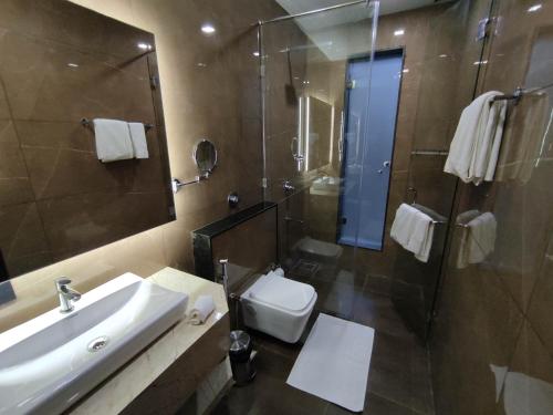 uma casa de banho com um lavatório, um chuveiro e um WC. em SILVER CLOUD em Nandigunda