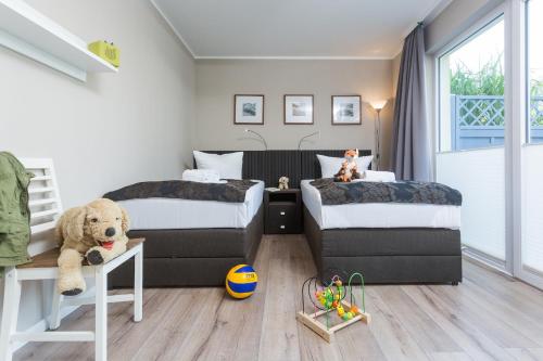 Habitación infantil con 2 camas y pelota de fútbol en Haus Meeresbrise - Ferienwohnung 04 Strandnah, en Juliusruh