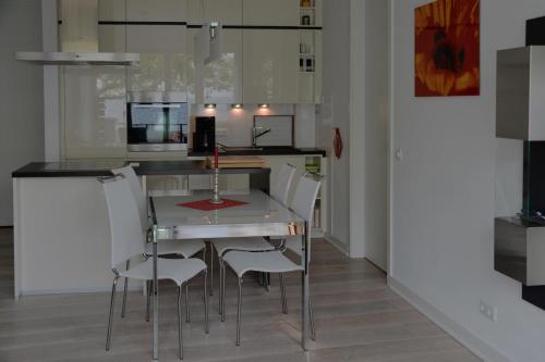 eine Küche mit einem Tisch und Stühlen im Zimmer in der Unterkunft Ostseeresidenz Strandpromenade - Ferienwohnung "Ostseebrise" in Sassnitz