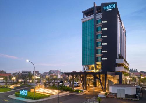 een hoog gebouw met een bord aan de zijkant bij THE 1O1 Jakarta Airport CBC in Tangerang