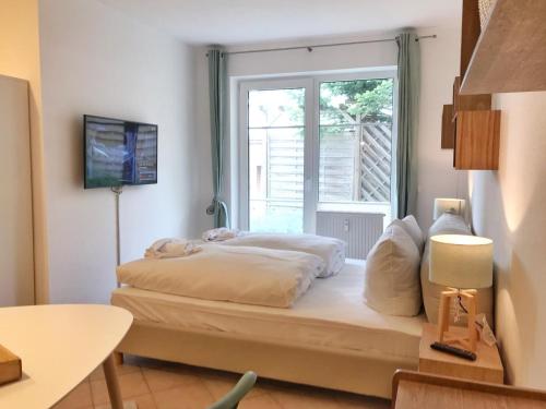 ein Schlafzimmer mit zwei Betten und einem Fenster in der Unterkunft Komfortappartement Kopenhagen in Sassnitz