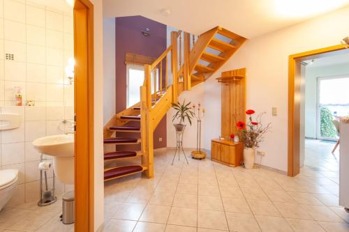 een badkamer met een trap, een toilet en een wastafel bij Ferienhaus Windberg in Sassnitz
