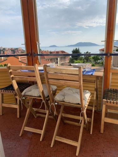 a table and chairs on a balcony with a view at La Casa di Loris in Lerici