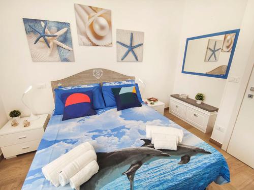 um quarto com um golfinho na cama em Bilocale Clotilde seconda fila mare em San Benedetto del Tronto