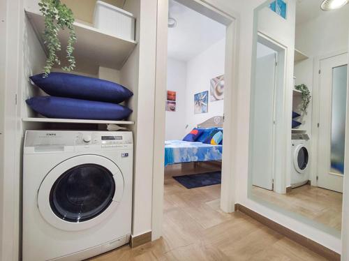 uma sala com uma máquina de lavar roupa e um quarto em Bilocale Clotilde seconda fila mare em San Benedetto del Tronto