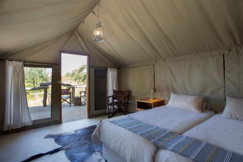 フッドスプルイトにあるMILIMA Big 5 Safari Lodgeのテント内のベッドルーム1室(ベッド2台付)