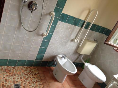 La salle de bains est pourvue de toilettes et d'un bidet. dans l'établissement Room in Holiday house - Green Ortensia - Amazing apartment in Farmhouse, à Chiesina Uzzanese