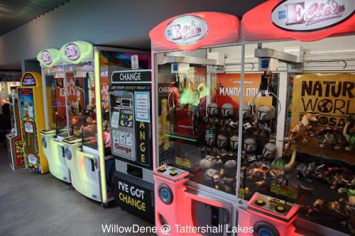 een groep videospelletjesmachines in een winkel bij The Wardens Escape - Tattershall Lakes Country Park in Tattershall