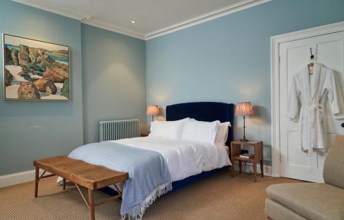 Un pat sau paturi într-o cameră la JOIVY The South Lodge at Balcarres
