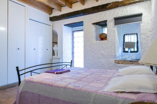 Un pat sau paturi într-o cameră la Château de Laulagnet