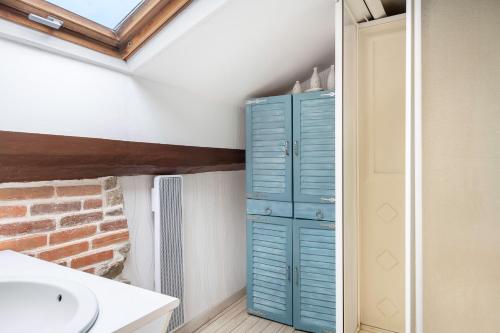 a bathroom with a blue cabinet and a sink at Golfe du Morbihan, Maison de charme pour 6 in Sarzeau
