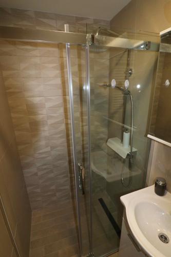 Bilik mandi di FORUM apartmani i sobe
