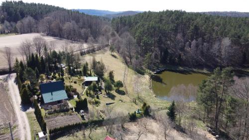 una vista aérea de un campo y un lago en Agroturystyka Strzebielino, en Strzebielino