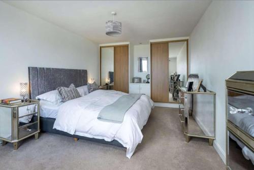 um quarto com uma cama grande e duas mesas de cabeceira em Crail 5 Bedroom Villa em Crail