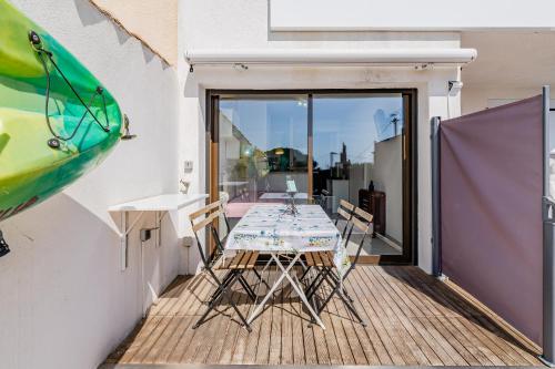 une table et des chaises sur le balcon d'une maison dans l'établissement Chez Pierrot, à Bandol
