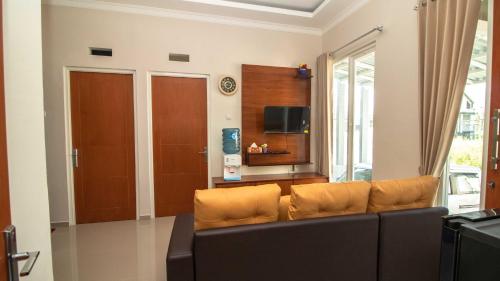 特勒贡Villa Alpine Mountain View的客厅里有一张沙发和一台电视