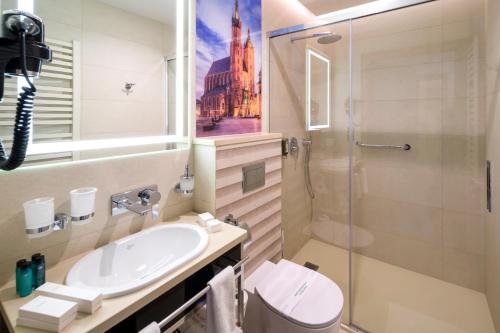 Bilik mandi di Sky Hotel Kraków
