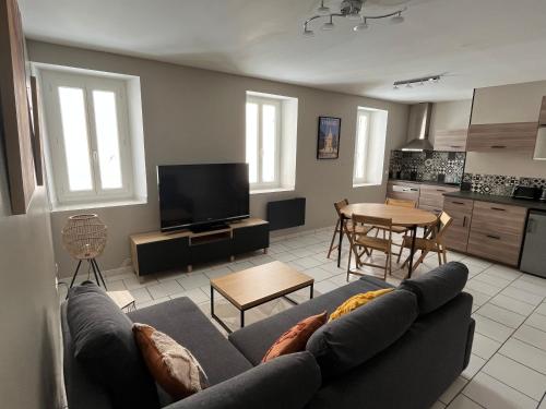 un salon avec un canapé et une table dans l'établissement bel appartement 2 chambres au coeur du village, à Eyragues