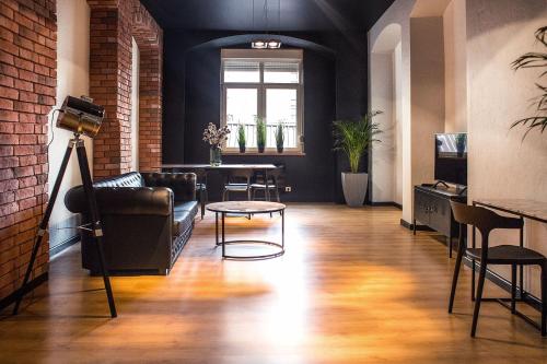 瓦烏布日赫的住宿－Rynek No 3 APARTMENT，客厅配有沙发和桌子
