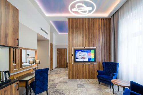 Televisyen dan/atau pusat hiburan di Sky Hotel Kraków