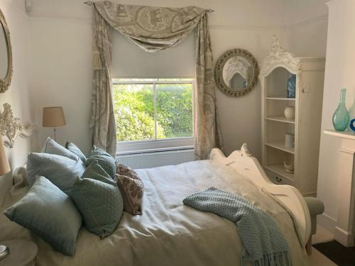 Posteľ alebo postele v izbe v ubytovaní Entire Edwardian Style Luxury Home