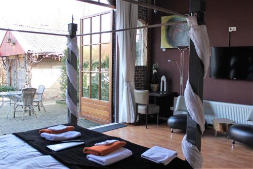 a bedroom with a bed with towels on it at Boutique Hotel Nieuw Beusink in Winterswijk