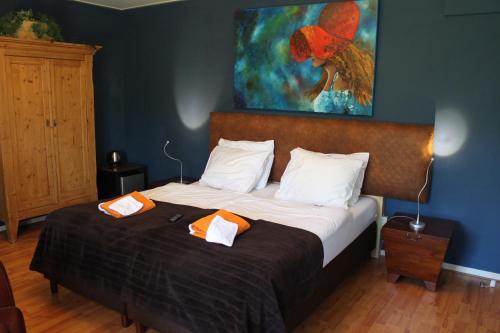 a bedroom with a bed with two towels on it at Boutique Hotel Nieuw Beusink in Winterswijk