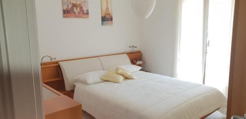 A bed or beds in a room at La Colombera