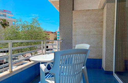a table and chairs on a balcony with a view at Apartamentos Zahara Palmyra in Salou