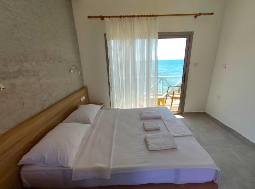 Schlafzimmer mit einem Bett und Meerblick in der Unterkunft OASİS AT AYFİLON in Rizokarpaso