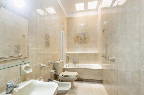 ein Badezimmer mit einem Waschbecken, einem WC und einer Badewanne in der Unterkunft Casa Mia in Avola