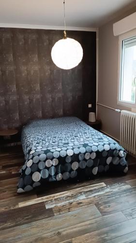 - une chambre avec un lit et une grande lumière dans l'établissement Appartement de style à l'exceptionnelle vue mer !!, à Le Relecq-Kerhuon