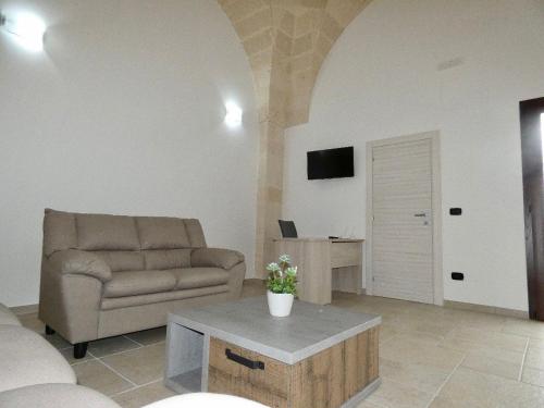 salon z kanapą i stołem w obiekcie B&B La Piazzetta w mieście Fragagnano