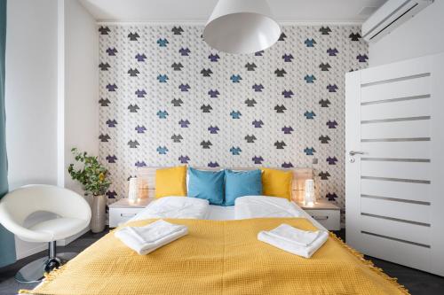 布達佩斯的住宿－BpR Lavish Suite in Budapest Downtown，一间卧室配有一张黄色毯子床