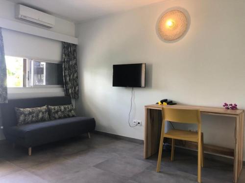 a room with a desk and a chair and a table and a bed at CoCoKreyol - Ti CARAYOU in Les Trois-Îlets