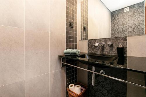 a bathroom with a sink and a mirror at Casa Amizade in Aljezur