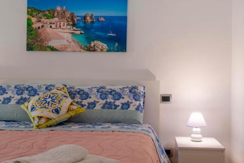 una camera da letto con un letto e un dipinto sul muro di Casa Vacanza Francesca a Menfi