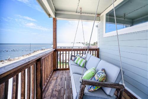 Bay Front Home with Spectacular Sunrise Viewsにあるバルコニーまたはテラス